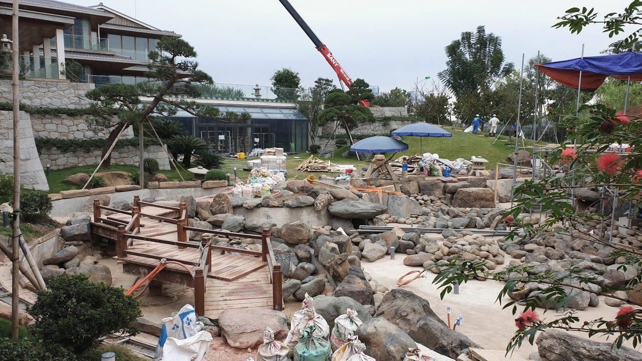 Lòng hồ đang xếp đá