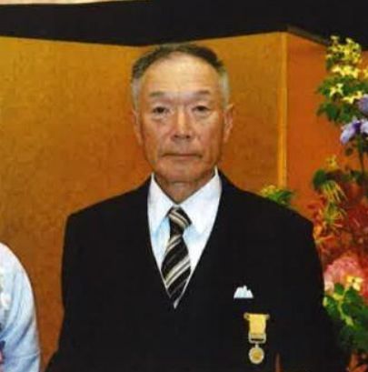Nghệ nhân Nonoichi Yoshiro đeo huân chương